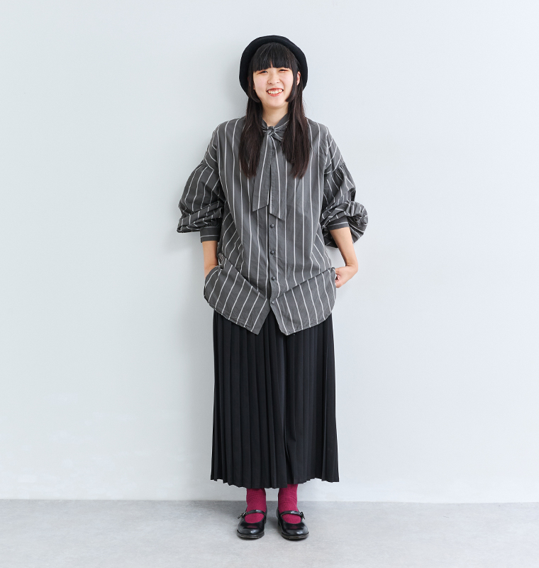 &yarn1枚で着映えるプリーツパンツにストライプブラウスを合わせたコーディネート