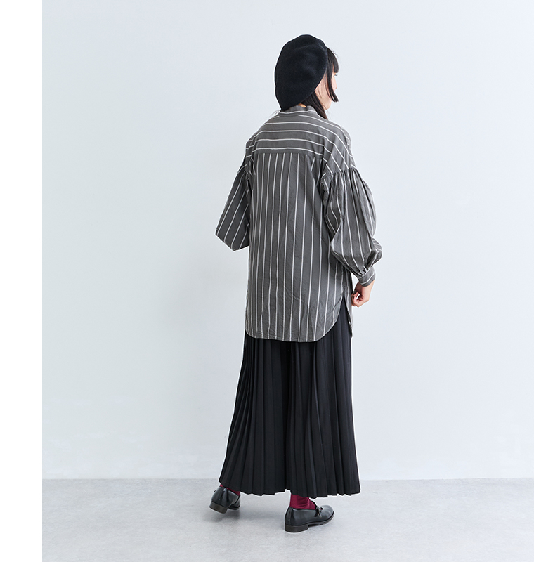 &yarn1枚で着映えるプリーツパンツにストライプブラウスを合わせたバックスタイル