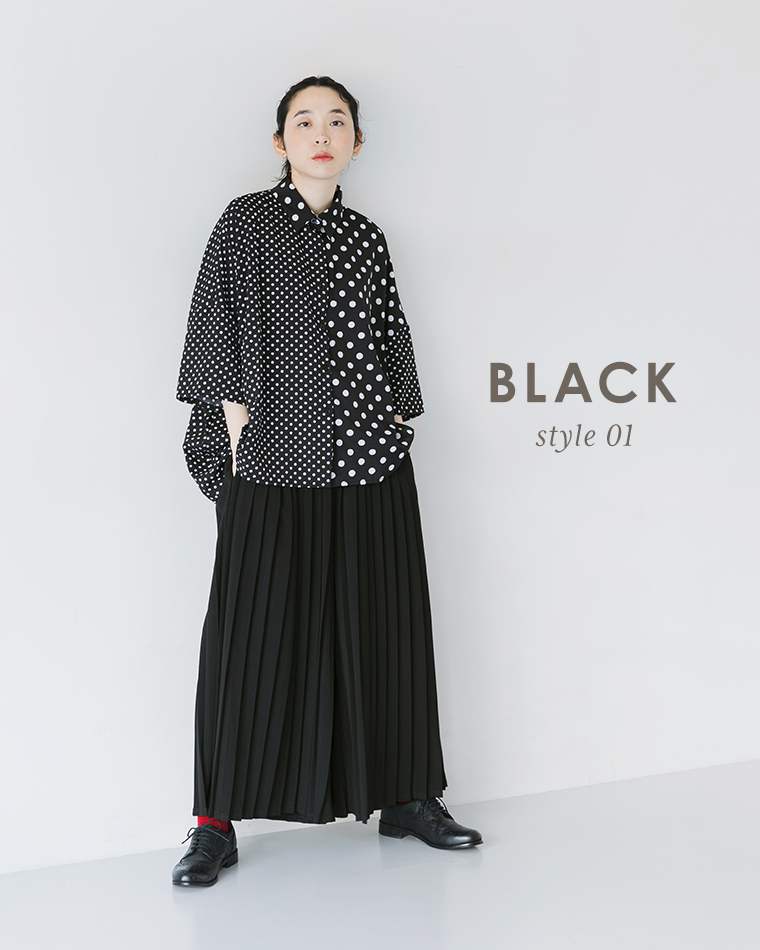 &yarn1枚で着映えるプリーツパンツを主役にしたコーディネート。ドット柄シャツを合わせたモノトーンスタイルで、ブラックのプリーツが美しく映える商品画像