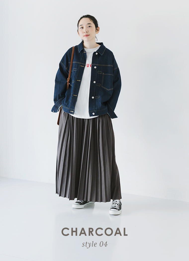 &yarn1枚で着映えるプリーツパンツを主役にしたコーディネート。デニムジャケットと白のTシャツを合わせたカジュアルな着こなしで、チャコールカラーのプリーツが引き立つ商品画像