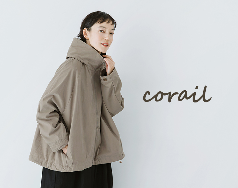 corailのグレーベージュのフードZIPジャケットを着用し、立体的なフードとゆったりとしたシルエットを見せたモデルの上半身カット