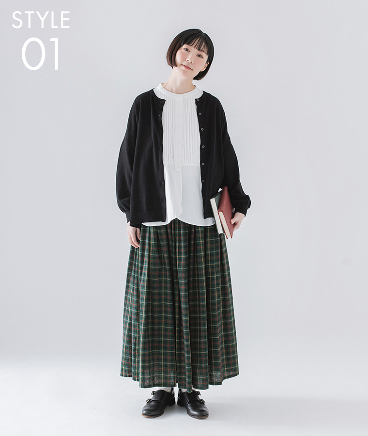 &yarnのわたしの定番カーディガン(ブラック)の全身前