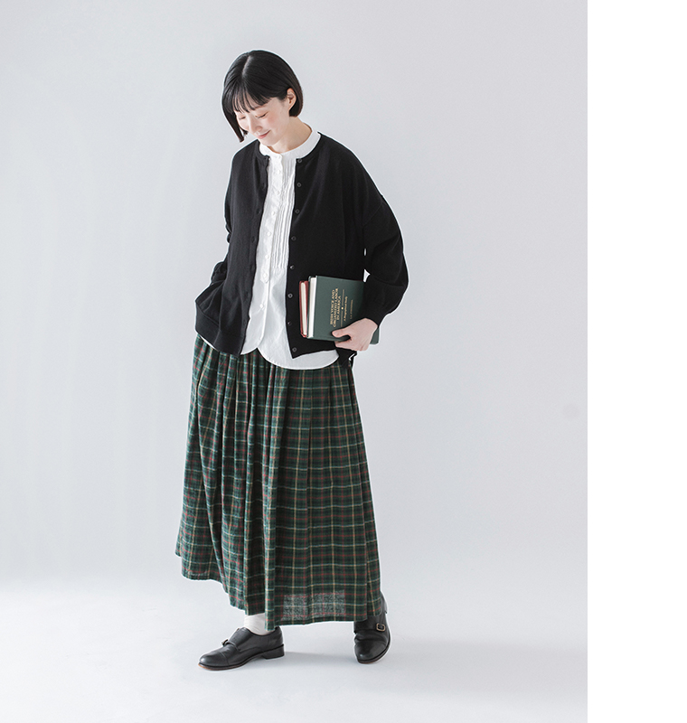 &yarnのわたしの定番カーディガン(ブラック)の全身横