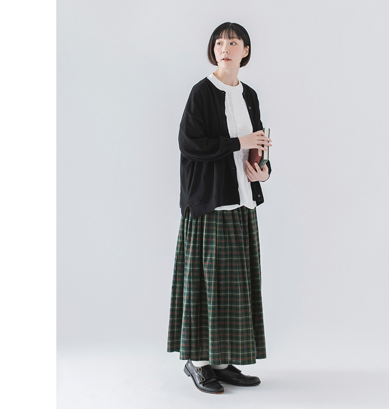 &yarnのわたしの定番カーディガン(ブラック)の全身斜め前