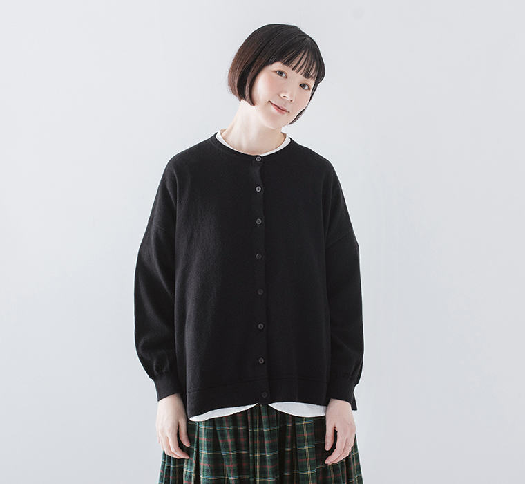 &yarnのわたしの定番カーディガン(ブラック)の上半身寄り前