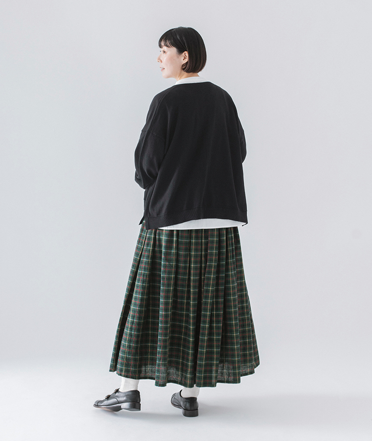 &yarnのわたしの定番カーディガン(ブラック)の全身後ろ