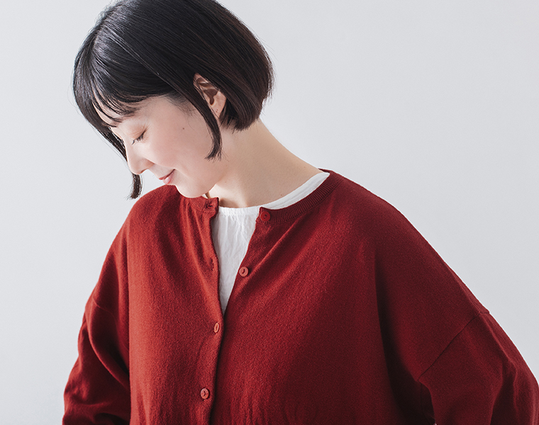 &yarnのわたしの定番カーディガン(レッド)の首元寄り