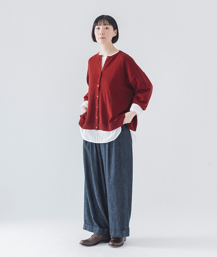 &yarnのわたしの定番カーディガン(レッド)の全身横