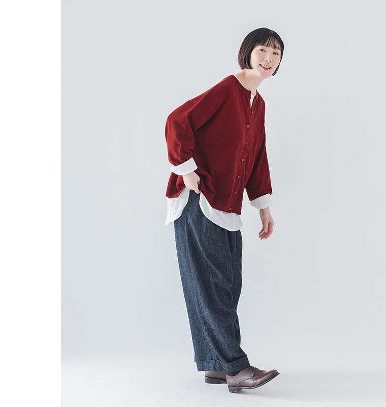 &yarnのわたしの定番カーディガン(レッド)の全身斜め前