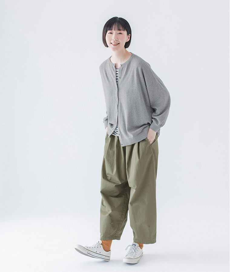 &yarnのわたしの定番カーディガン(グレー)の全身斜め前