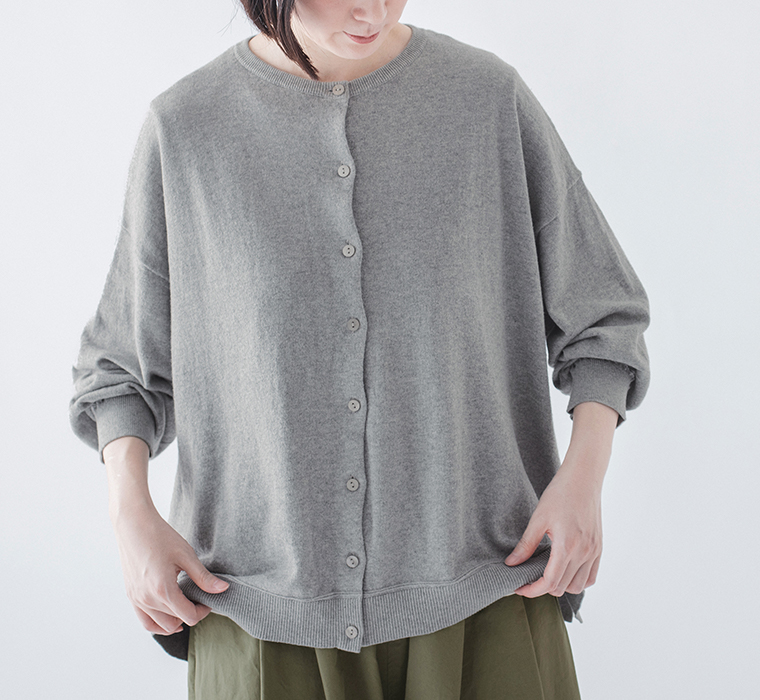 &yarnのわたしの定番カーディガン(グレー)のボタン寄り