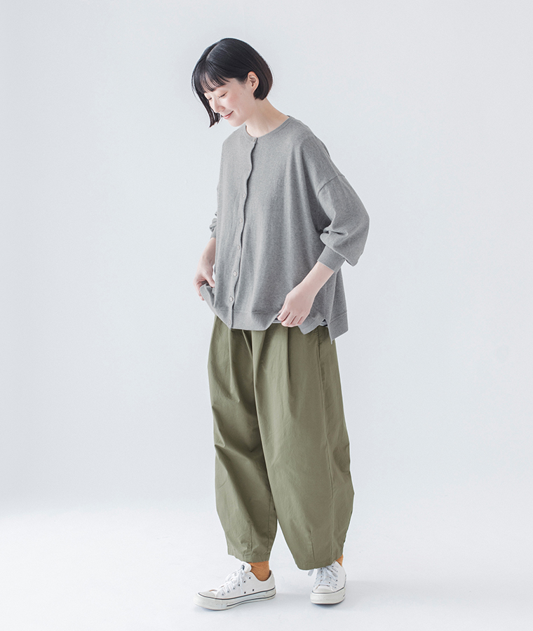 &yarnのわたしの定番カーディガン(グレー)の全身斜め前