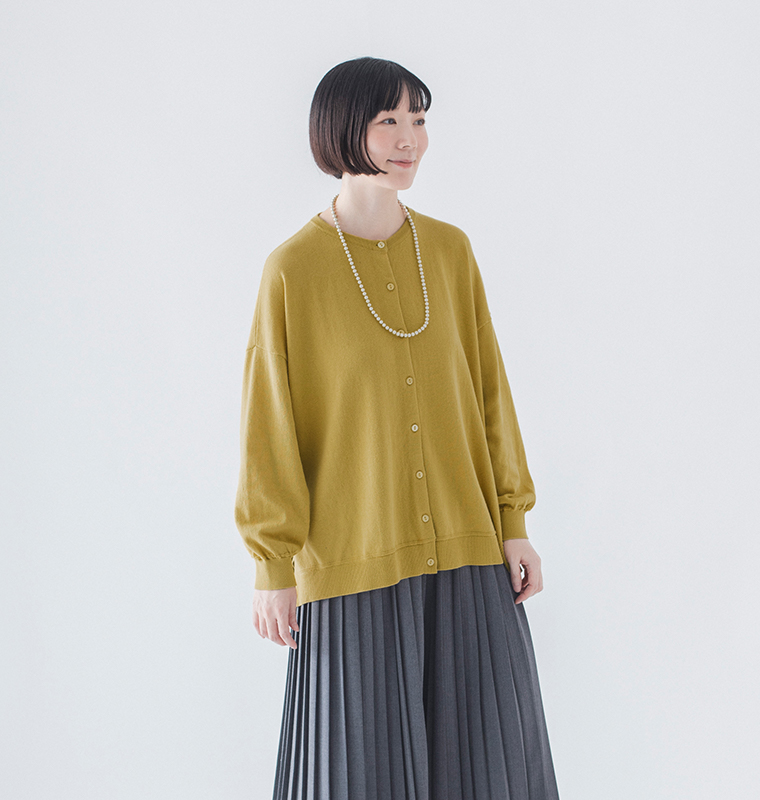 &yarnのわたしの定番カーディガン(イエロー)の引き気味上半身寄り
