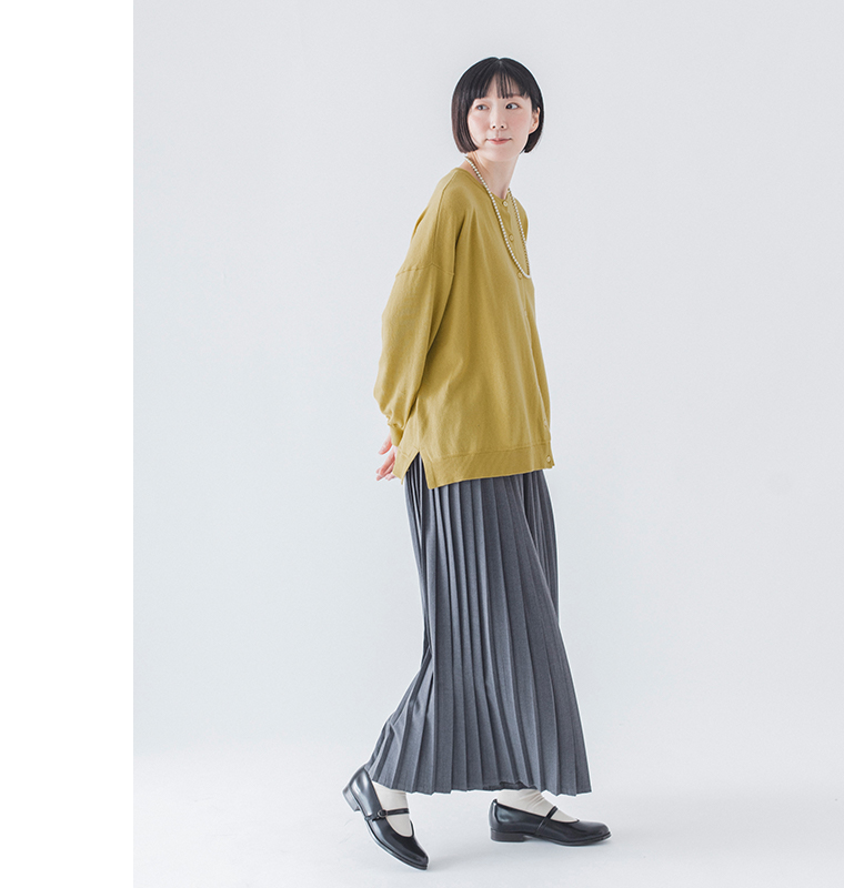 &yarnのわたしの定番カーディガン(イエロー)の全身斜め前