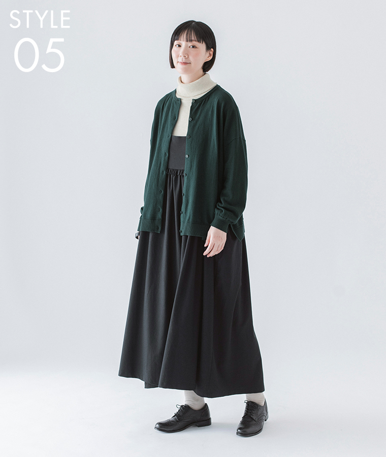 &yarnのわたしの定番カーディガン（ダークグリーン）の全身前