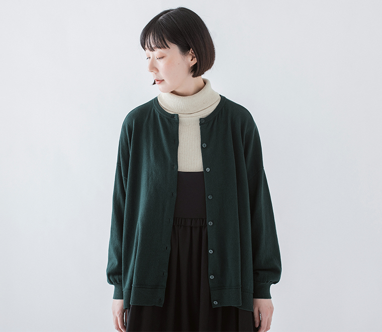 &yarnのわたしの定番カーディガン（ダークグリーン）の上半身寄り前