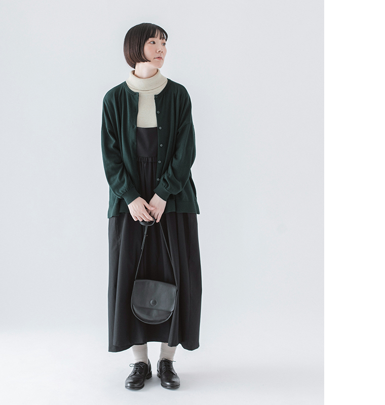 &yarnのわたしの定番カーディガン（ダークグリーン）の全身