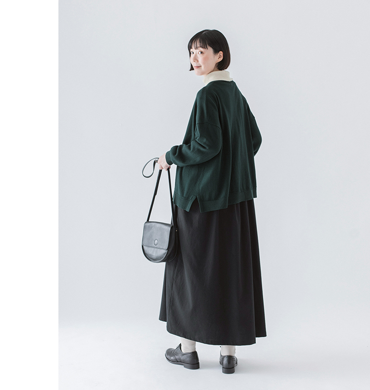 &yarnのわたしの定番カーディガン（ダークグリーン）の全身後ろ