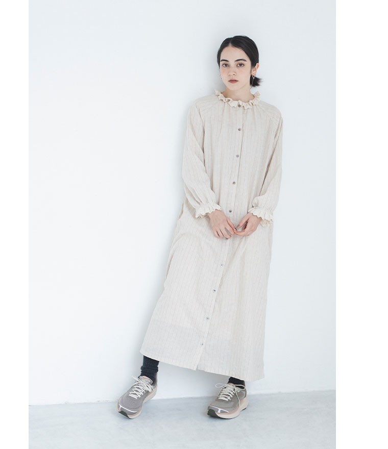 MESTARI RUN LS スティープルグレー／ハイライズを合わせた女性モデルの全身スタイル