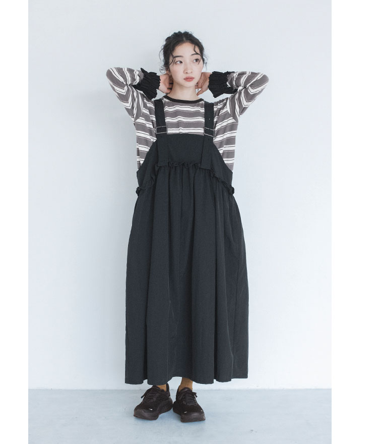 MESTARI RUN 2.0 ブラックを合わせた女性モデルの全身スタイル