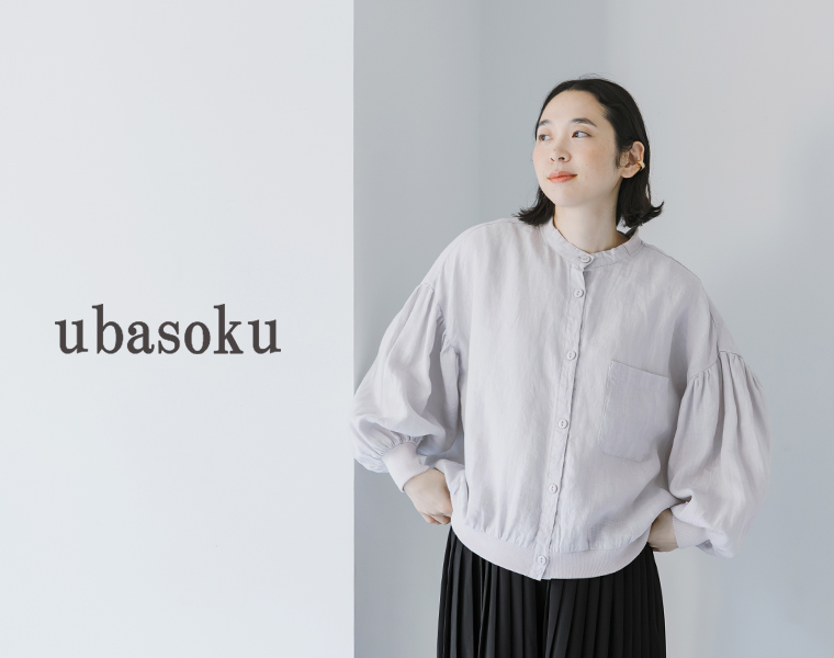 ubasoku リネンリブ付きブラウス（アイスグレー）を着用した女性モデル