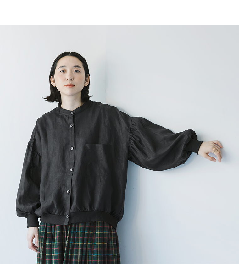 リネンリブ付きブラウス（ブラック）の袖を広げた正面スタイル