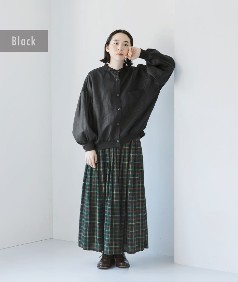リネンリブ付きブラウス（ブラック）とチェック柄スカートを合わせた全身スタイル