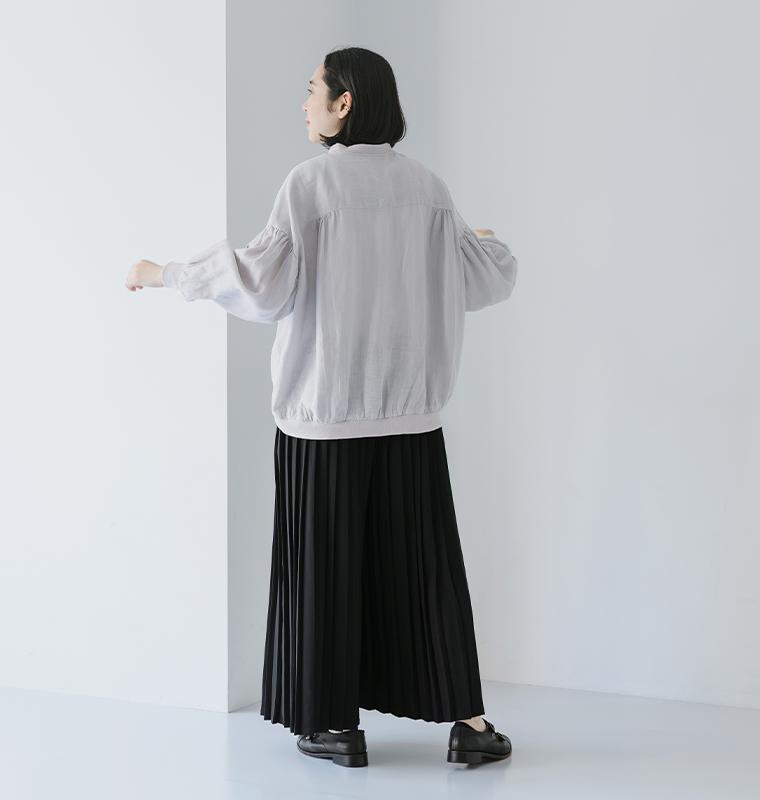 リネンリブ付きブラウス（アイスグレー）のバックスタイル