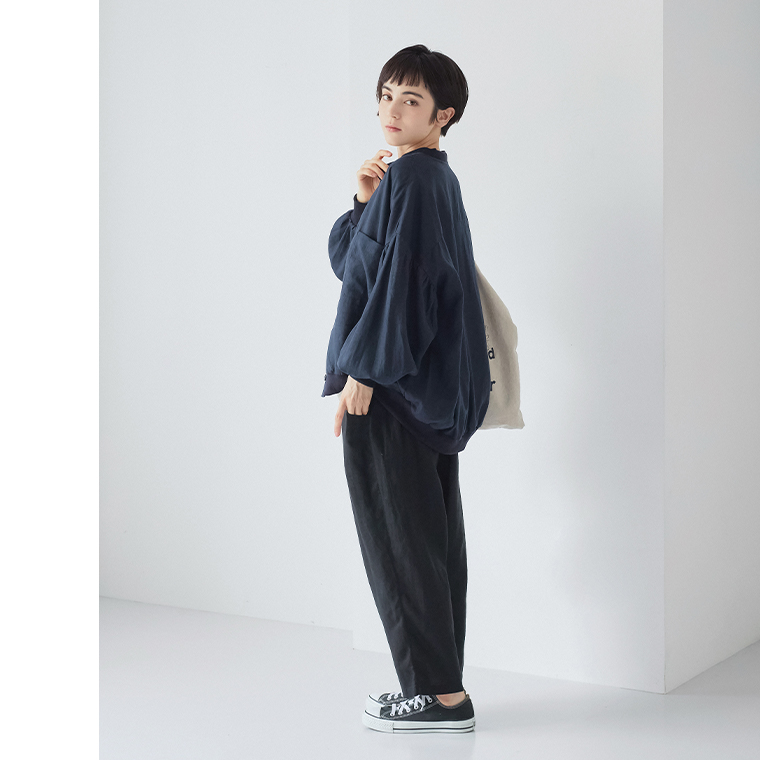 リネンリブ付きブラウス（ダークネイビー）の横向きスタイル