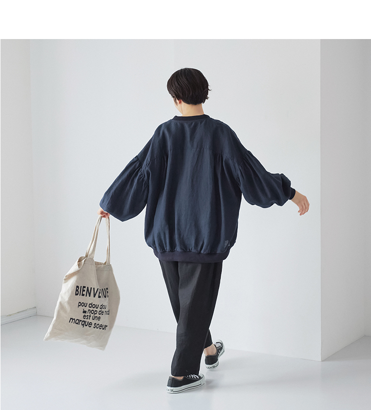 リネンリブ付きブラウス（ダークネイビー）のバックスタイル
