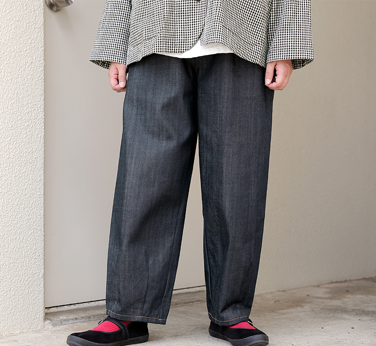 homeworking 裾ダーツパンツの下半身寄り前