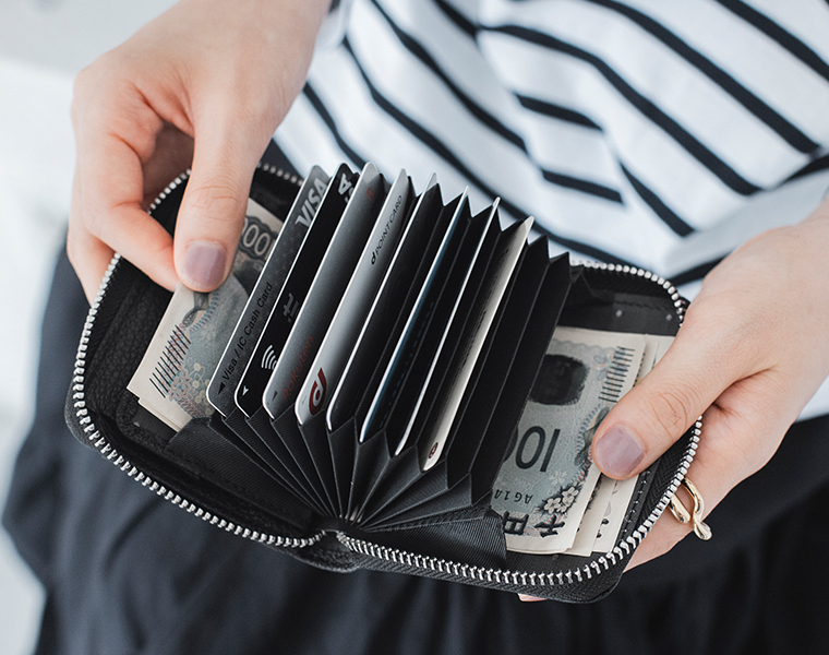 ブラックのマルチスタッズジャバラカードウォレットを開き、カードと紙幣を収納した使用イメージ