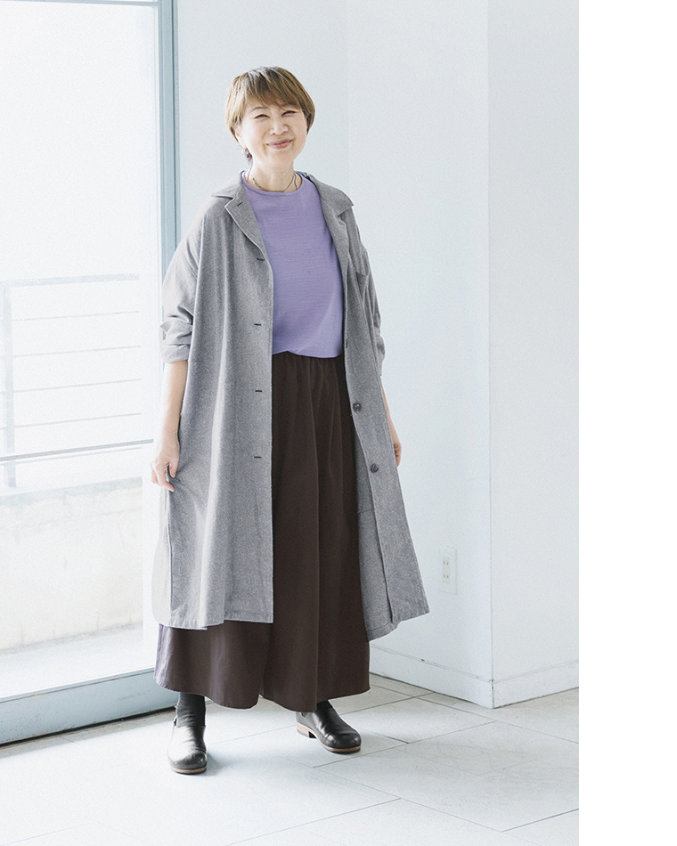 ista-ire 金子敦子さんコラボ コットンシルクどこでもコート（セサミ＆ソルト）にブラウンのコットンツイルどこでもパンツを合わせたコーディネート