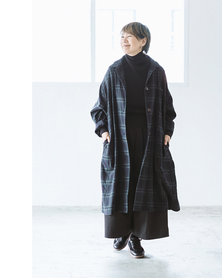 ista-ire 金子敦子さんコラボ コットンシルクどこでもコート（タータンチェック）にブラックのコットンツイルどこでもパンツを合わせたコーディネート