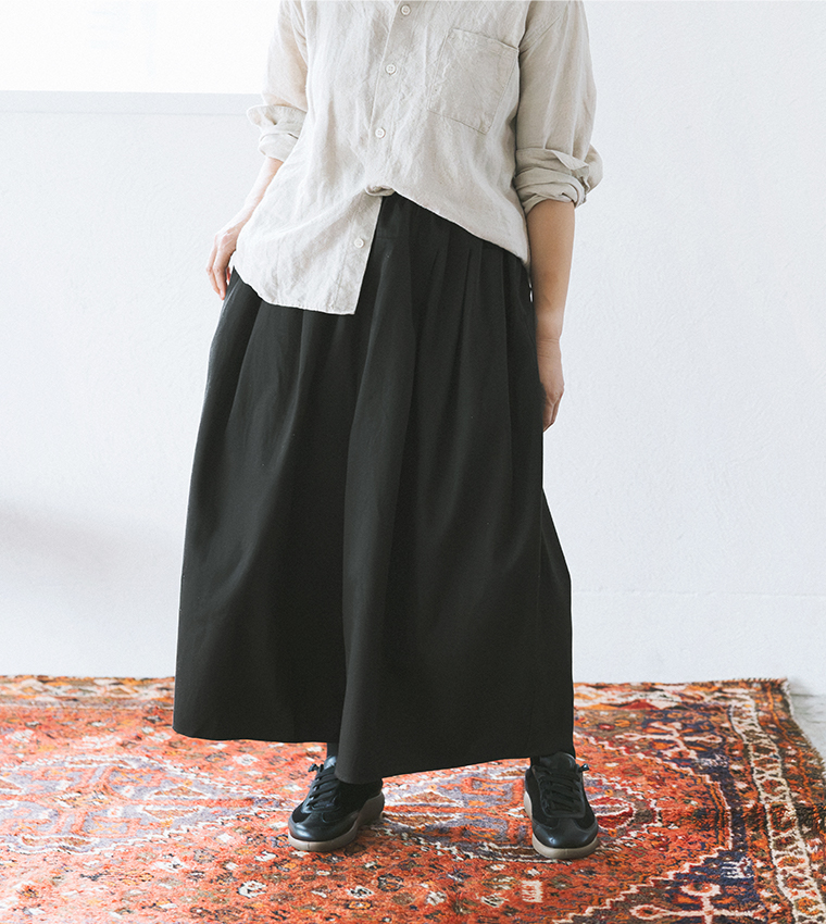 ista-ire 金子敦子さんコラボ コットンツイルどこでもパンツ（ブラックフォレスト）のワイドシルエットと素材感