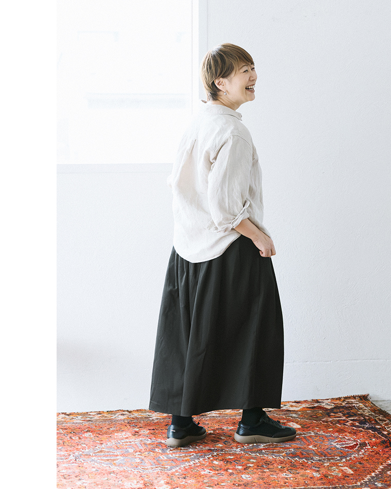 ista-ire 金子敦子さんコラボ コットンツイルどこでもパンツ（ブラックフォレスト）のサイドシルエット