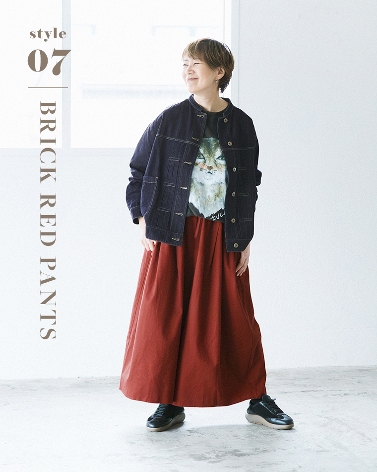 ista-ire 金子敦子さんコラボ コットンツイルどこでもパンツ（ブリックレッド）を主役にしたコーディネート