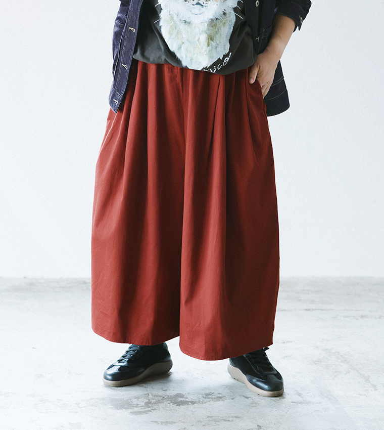 ista-ire 金子敦子さんコラボ コットンツイルどこでもパンツ（ブリックレッド）のワイドシルエットと素材感