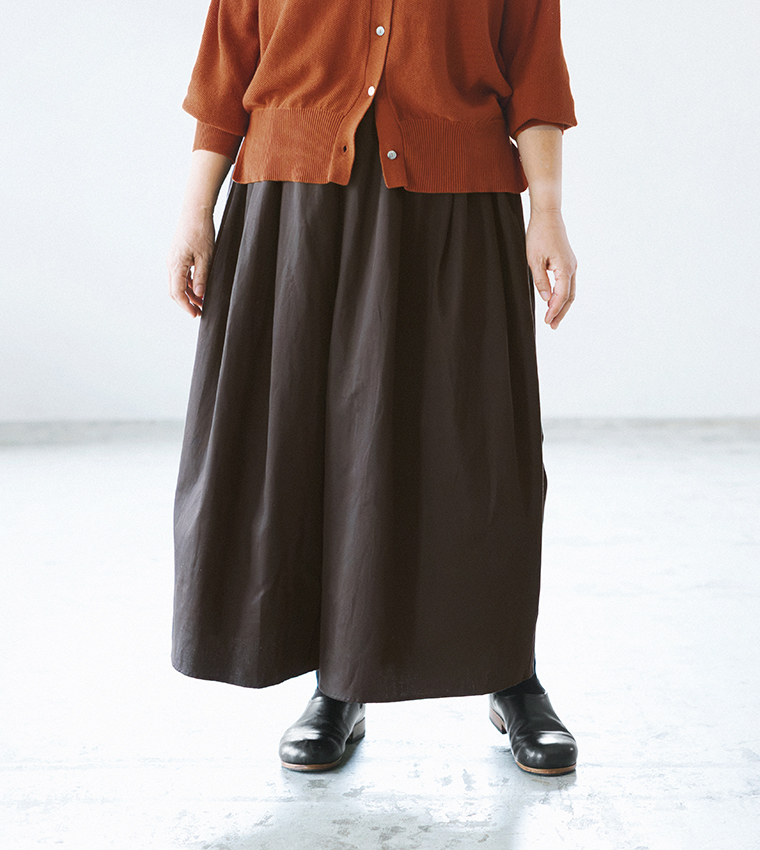 ista-ire 金子敦子さんコラボ コットンツイルどこでもパンツ（エスプレッソ）のワイドシルエット
