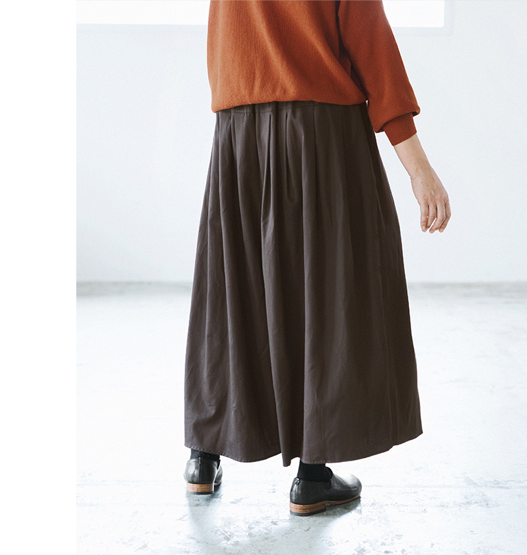 ista-ire 金子敦子さんコラボ コットンツイルどこでもパンツ（エスプレッソ）のバックシルエット