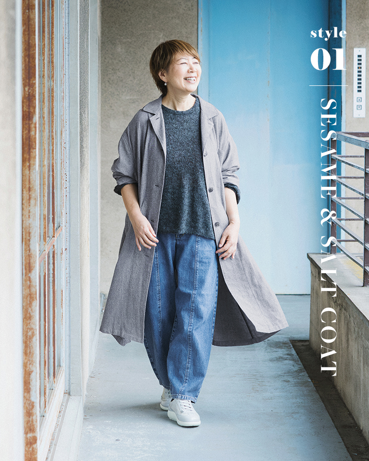 ista-ire 金子敦子さんコラボ コットンシルクどこでもコート（セサミ＆ソルト）にデニムパンツを合わせたコーディネート