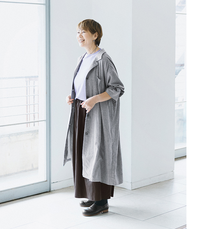 ista-ire 金子敦子さんコラボ コットンシルクどこでもコート（セサミ＆ソルト）にエスプレッソのコットンツイルどこでもパンツを合わせたサイドシルエット