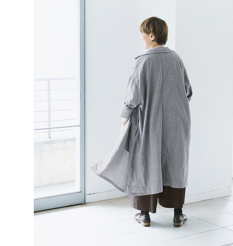 ista-ire 金子敦子さんコラボ コットンシルクどこでもコート（セサミ＆ソルト）にエスプレッソのコットンツイルどこでもパンツを合わせたバックシルエット