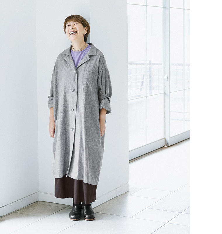 ista-ire 金子敦子さんコラボ コットンシルクどこでもコート（セサミ＆ソルト）にエスプレッソのコットンツイルどこでもパンツを合わせた着用イメージ