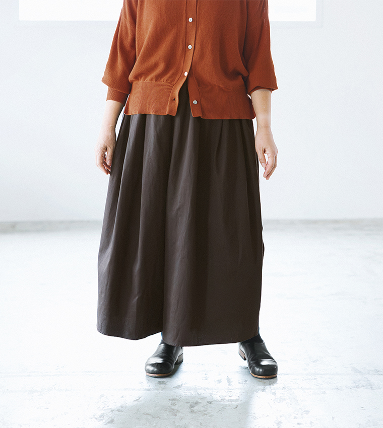 ista-ire 金子敦子さんコラボ コットンツイルどこでもパンツ（エスプレッソ）のワイドシルエットと素材感