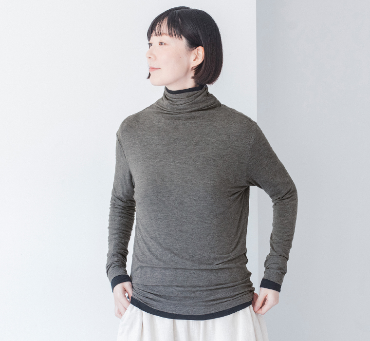 &yarn 重ね着上手のウール混タートルネックの杢グレーレイヤード 上半身寄り