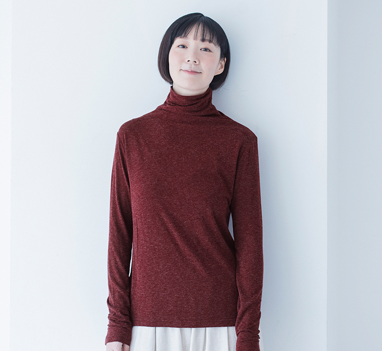 &yarn 重ね着上手のウール混タートルネックのバーガンディ上半身寄り