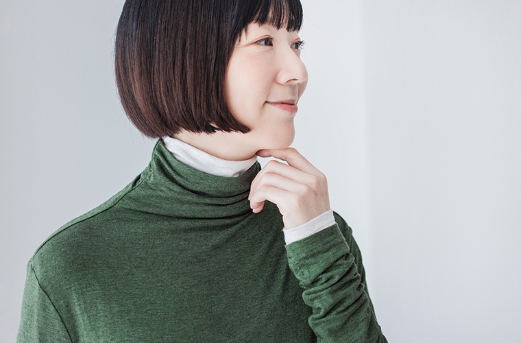 &yarn 重ね着上手のウール混タートルネックのグリーンのレイヤード 首元寄り