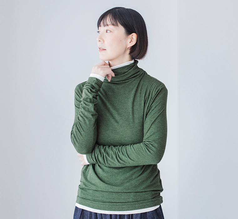 &yarn 重ね着上手のウール混タートルネックのグリーンのレイヤード