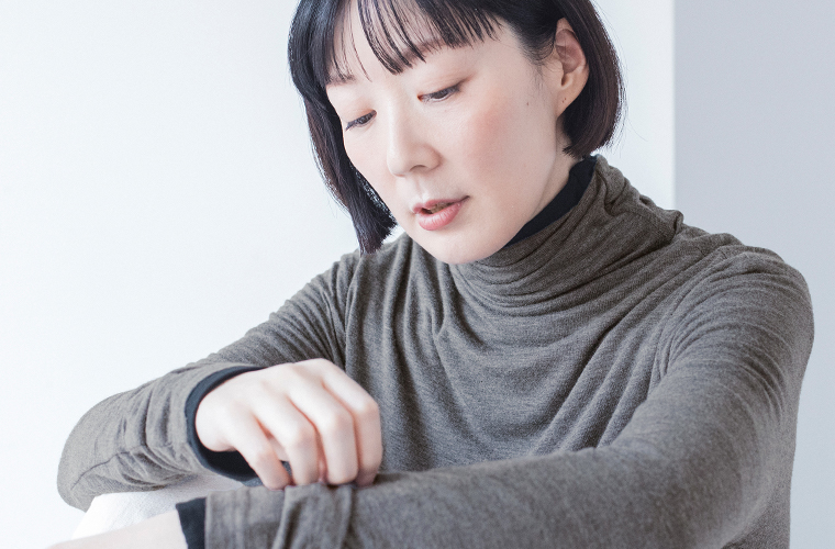 &yarn 重ね着上手のウール混タートルネックの杢グレーレイヤード 腕寄り